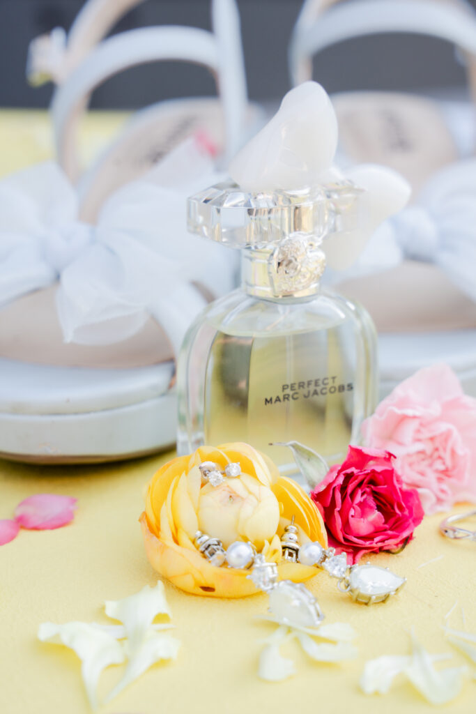 wedding perfume Marc Jacobs surrounded by flowers